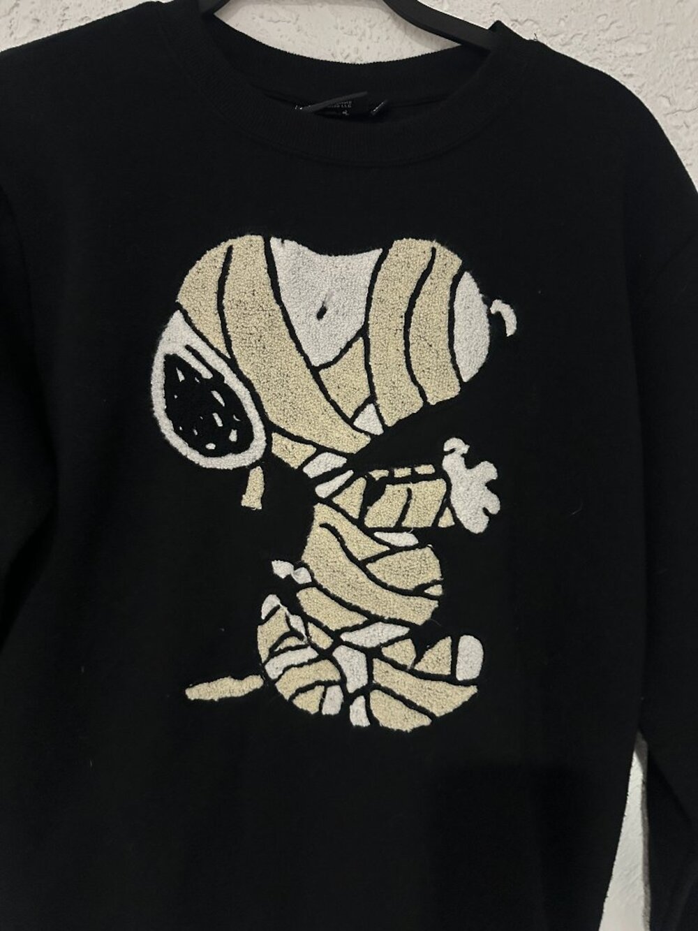 Peanuts Snoopy Mummy Halloween Sweatshirt Black Women’s Small - Picture 2 of 5